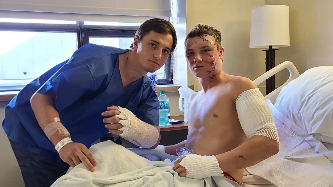 Bradley y Kendell en el hospital tras el ataque