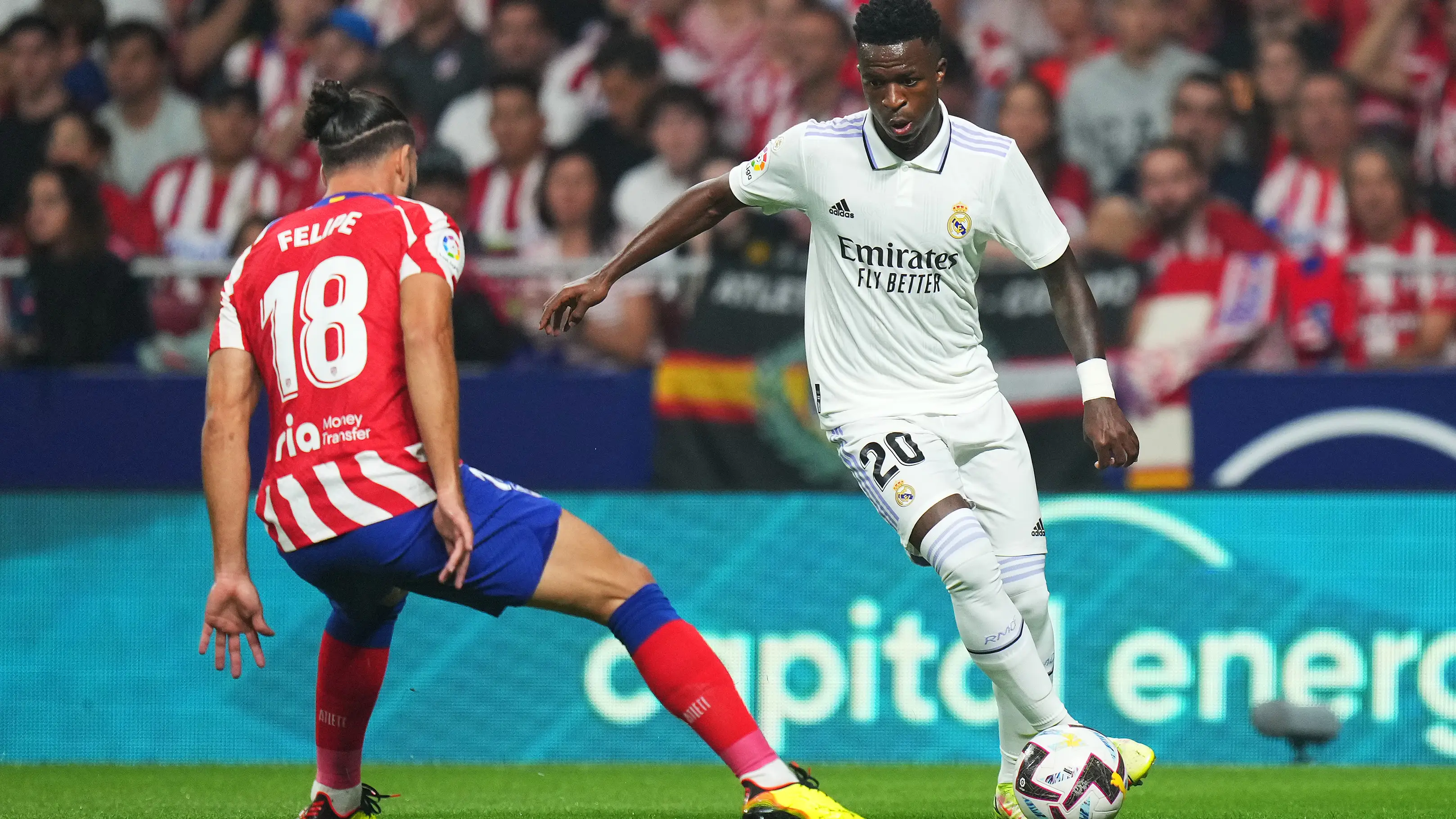 Vinicius se pronuncia sobre los cánticos racistas que sufrió en el derbi: "Que no entren más en un estadio" Vinicius se pronuncia sobre los cánticos racistas que sufrió en el derbi: "Que no entren más en un estadio"