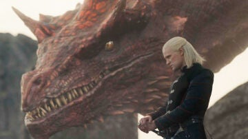 Daemon (Matt Smith) junto a su dragón Caraxes en La Casa del Dragón