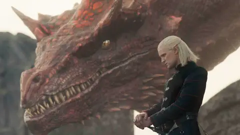 Daemon (Matt Smith) junto a su dragón Caraxes en La Casa del Dragón