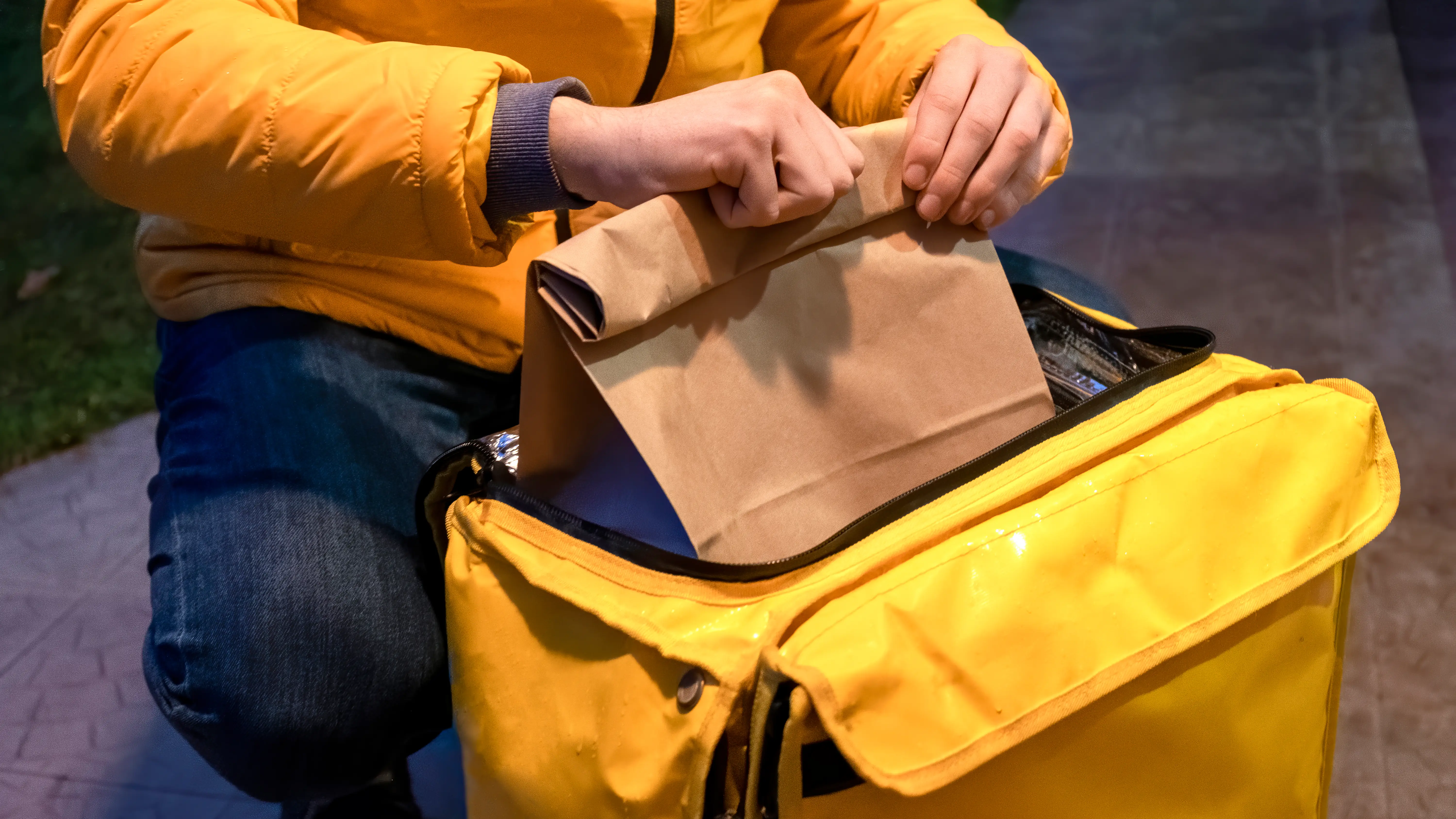 Un repartidor de comida a domicilio Un repartidor de comida a domicilio