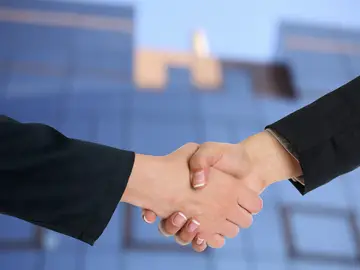 Apretón de manos entre mujeres Apretón de manos entre mujeres