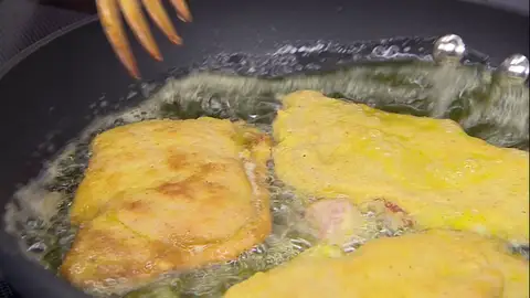 Pasa los libritos por huevo batido y pan rallado, y fríelos en la sartén Pasa los libritos por huevo batido y pan rallado, y fríelos en la sartén