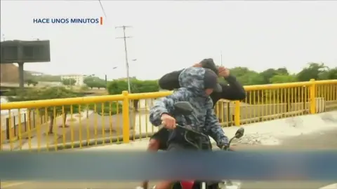 Los dos atracadores se disponen a escapar Los dos atracadores se disponen a escapar