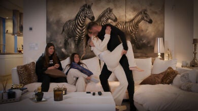 El apasionado beso de película de Joaquín Sánchez a su mujer, Susana Saborido