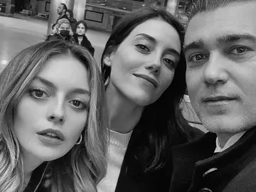 La emotiva despedida de Cansu Dere, Caner Cindoruk, Melis Sezen y el equipo de ‘Infiel’ tras el final de la serie La emotiva despedida de Cansu Dere, Caner Cindoruk, Melis Sezen y el equipo de ‘Infiel’ tras el final de la serie