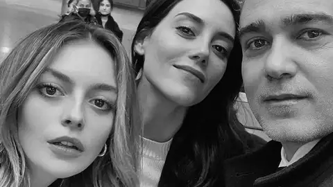 La emotiva despedida de Cansu Dere, Caner Cindoruk, Melis Sezen y el equipo de ‘Infiel’ tras el final de la serie La emotiva despedida de Cansu Dere, Caner Cindoruk, Melis Sezen y el equipo de ‘Infiel’ tras el final de la serie