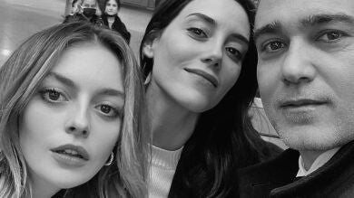 La emotiva despedida de Cansu Dere, Caner Cindoruk, Melis Sezen y el equipo de ‘Infiel’ tras el final de la serie 