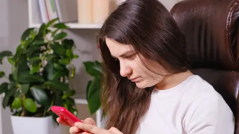 Mujer usando móvil Mujer usando móvil