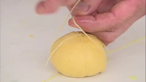 Une los extremos de cada hilo y átalos Une los extremos de cada hilo y átalos