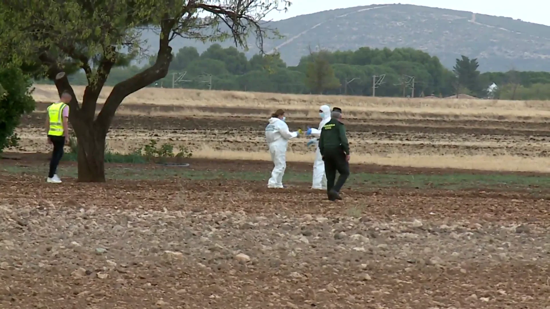 Los agentes merodean los alrededores del lugar en el que se ha producido el tiroteo