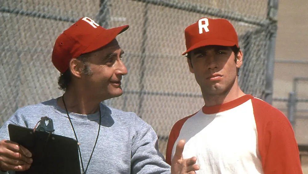 Sid Caesar entrenador Calhoun, y John Travolta, Danny Zuko, en 'Grease'