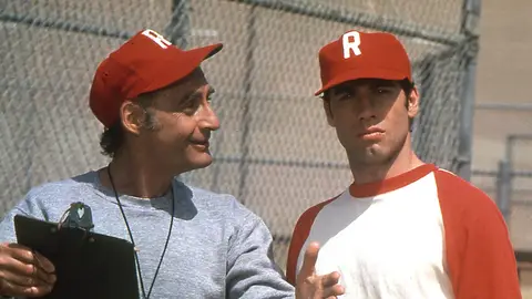 Sid Caesar entrenador Calhoun, y John Travolta, Danny Zuko, en 'Grease' Sid Caesar entrenador Calhoun, y John Travolta, Danny Zuko, en 'Grease'