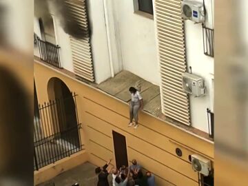 Impactantes imágenes de una mujer que huye de un incendio saltando desde un primer piso en Jerez