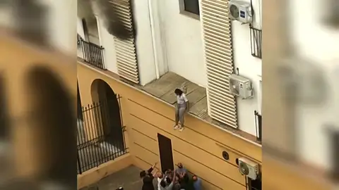 Impactantes imágenes de una mujer que huye de un incendio saltando desde un primer piso en Jerez Impactantes imágenes de una mujer que huye de un incendio saltando desde un primer piso en Jerez
