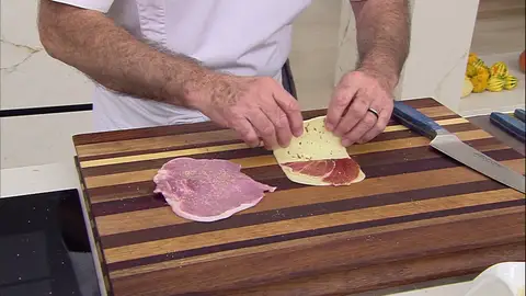 Introduce el jamón y el queso en el librito Introduce el jamón y el queso en el librito
