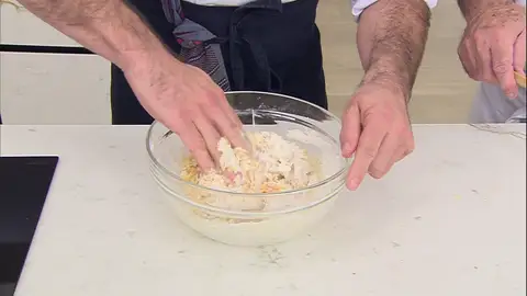 Mezcla bien y amasa hasta que desaparezca la harina Mezcla bien y amasa hasta que desaparezca la harina