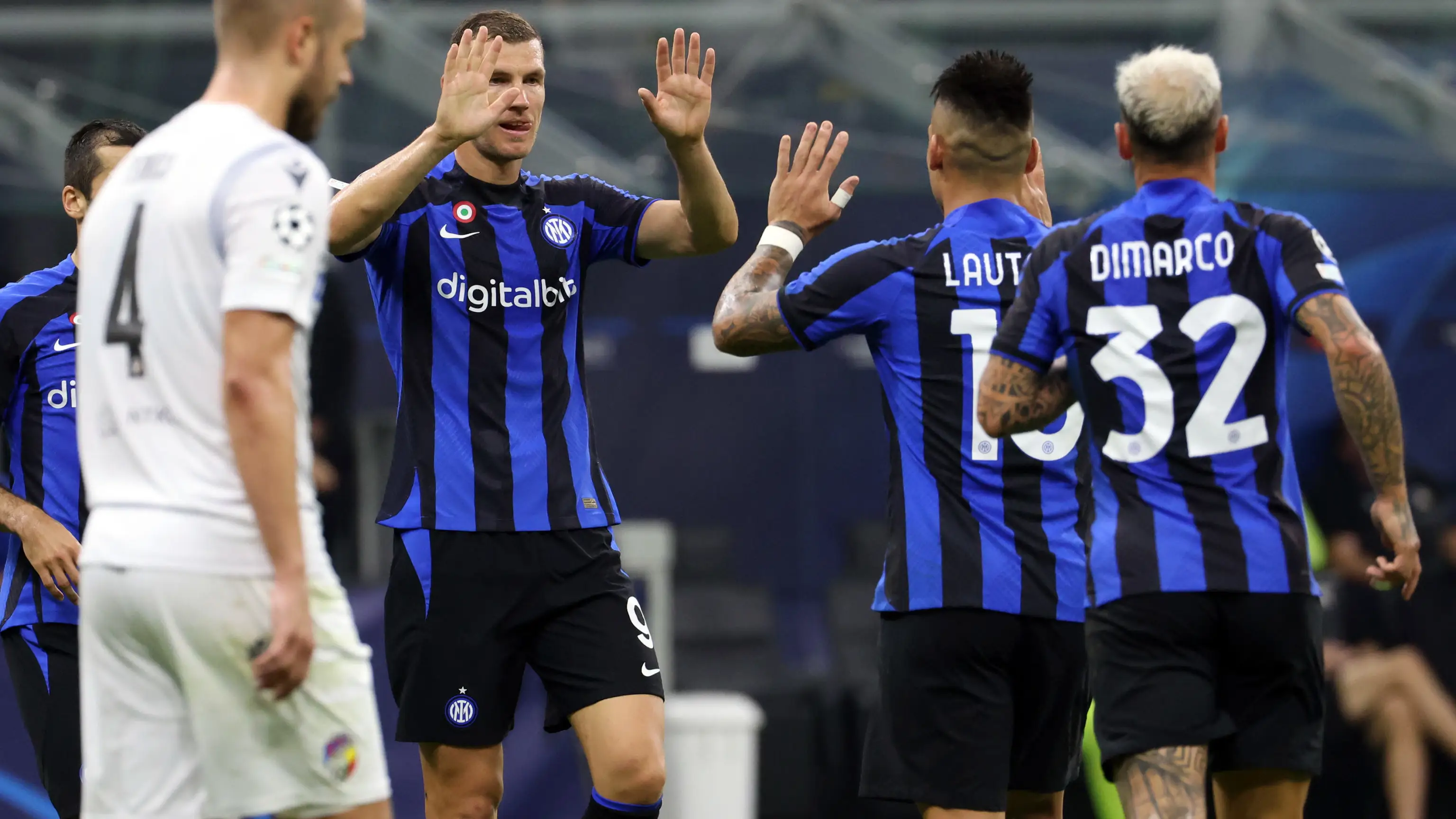 Dzeko celebra uno de sus goles ante el Viktoria Plzen Dzeko celebra uno de sus goles ante el Viktoria Plzen
