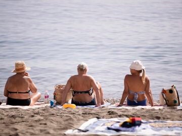 Mujeres disfrutan de la playa y del buen tiempo en Málaga