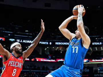 Luka Doncic tira a canasta ante un jugador de los Pelicans Luka Doncic tira a canasta ante un jugador de los Pelicans