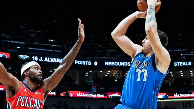 Luka Doncic tira a canasta ante un jugador de los Pelicans Luka Doncic tira a canasta ante un jugador de los Pelicans