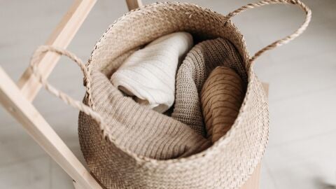 Cesta con bufandas y pañuelos