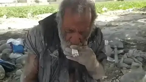 Muere el hombre más sucio del mundo poco después de bañarse Muere el hombre más sucio del mundo poco después de bañarse