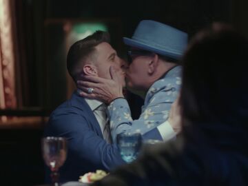 José Corbacho le roba un beso a Joaquín tras su pregunta sobre escenas de sexo