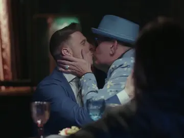 José Corbacho le roba un beso a Joaquín tras su pregunta sobre escenas de sexo José Corbacho le roba un beso a Joaquín tras su pregunta sobre escenas de sexo