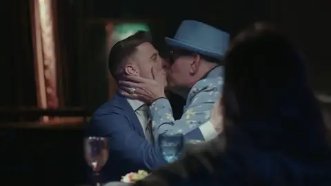José Corbacho le roba un beso a Joaquín tras su pregunta sobre escenas de sexo José Corbacho le roba un beso a Joaquín tras su pregunta sobre escenas de sexo
