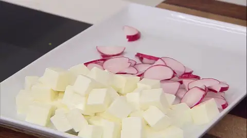Corta el queso fresco, los rabanitos y la cebolla Corta el queso fresco, los rabanitos y la cebolla