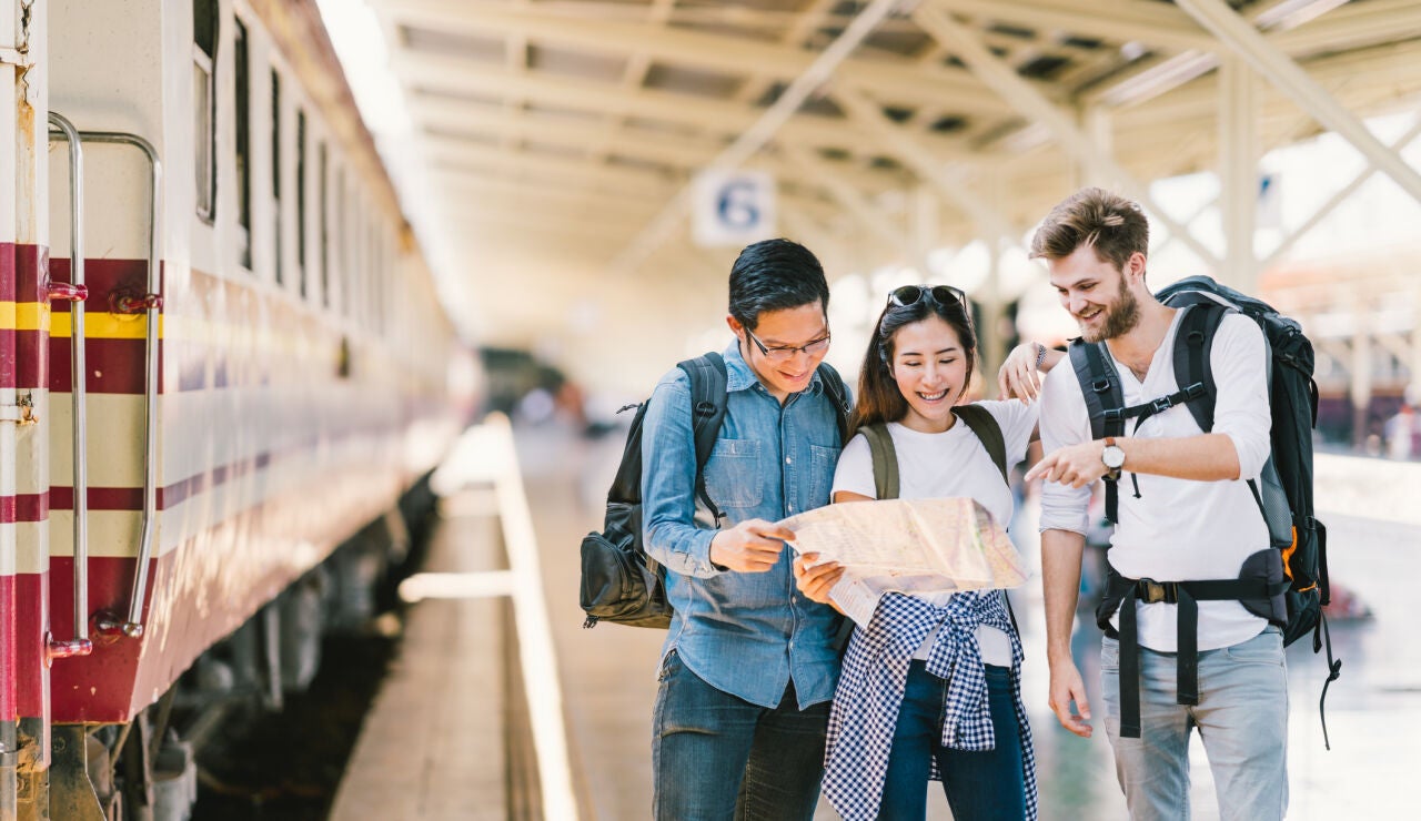 Grupo de j&oacute;venes cogiendo un tren