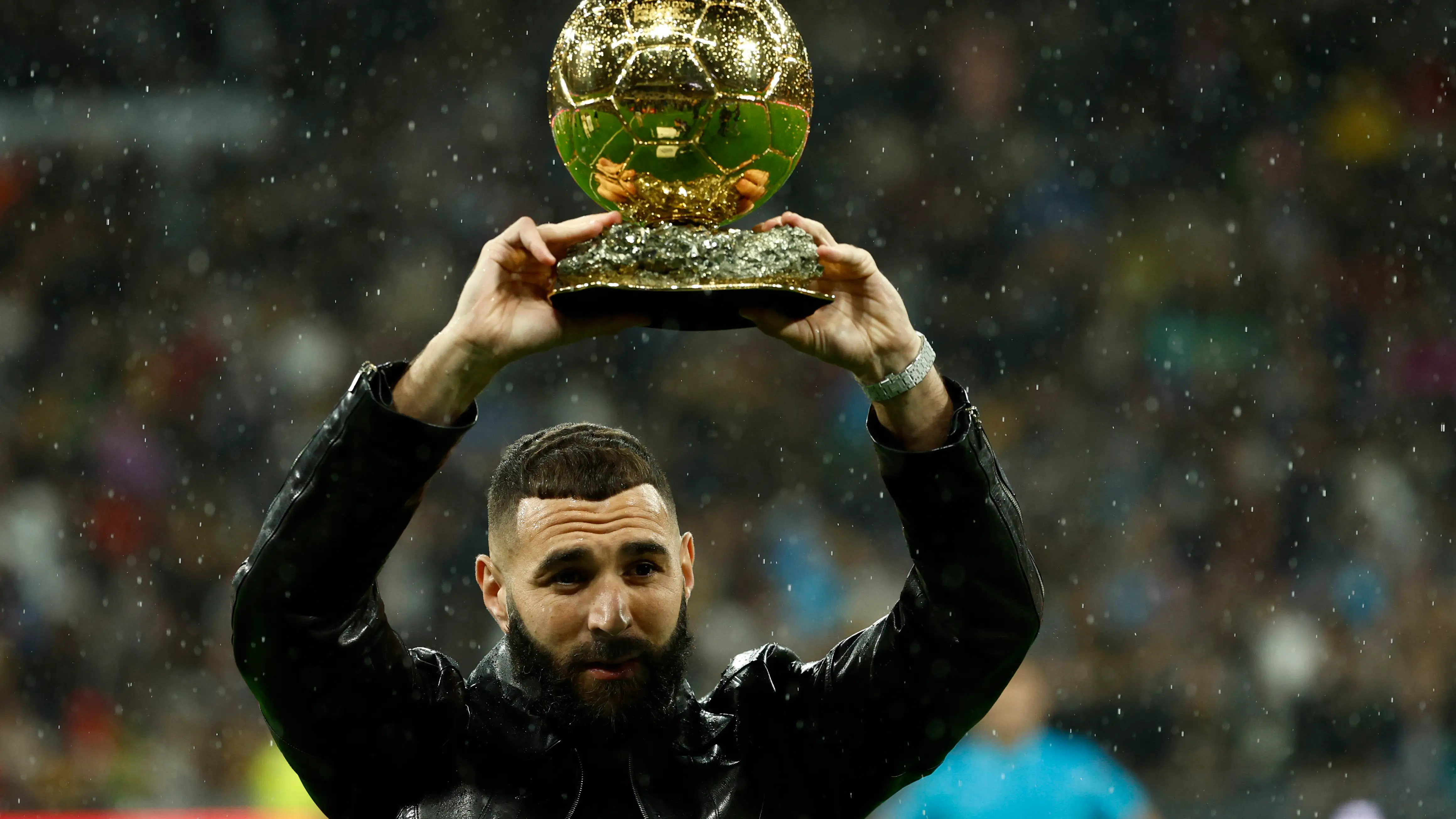 El delantero franc&eacute;s del Real Madrid, Karim Benzema, posa con el bal&oacute;n de oro