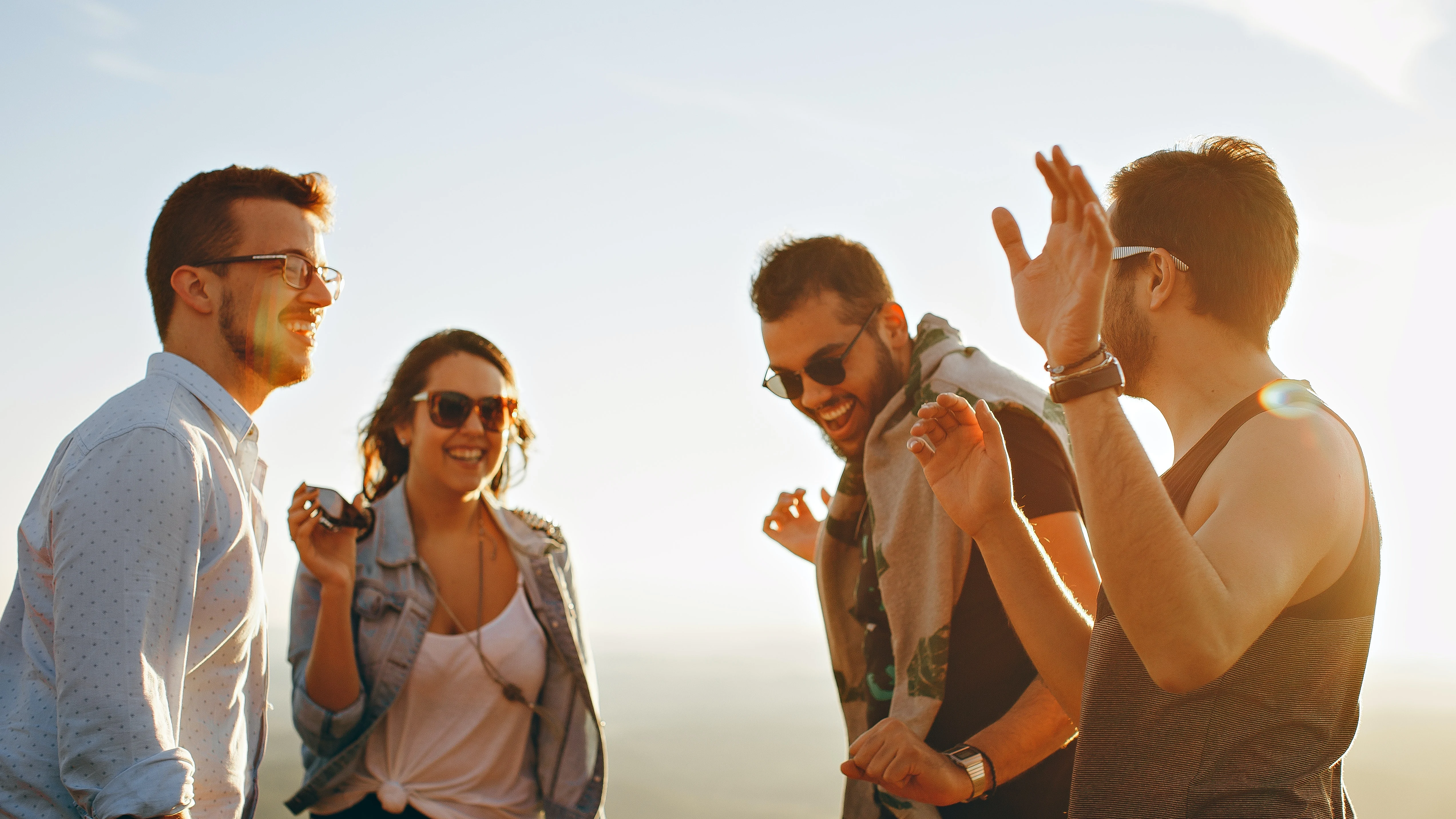 Un grupo de jóvenes disfrutan del tiempo juntos. Un grupo de jóvenes disfrutan del tiempo juntos.