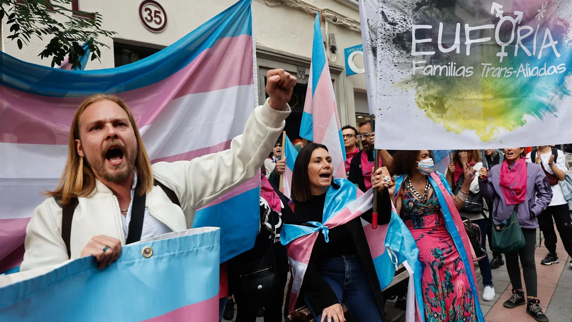 Manifestaci&oacute;n convocada por la Plataforma Trans frente a la sede del PSOE