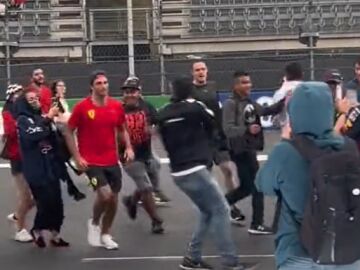 Carlos Sainz, un aclamo en México: una horda de fans le persigue mientras hace running por el trazado