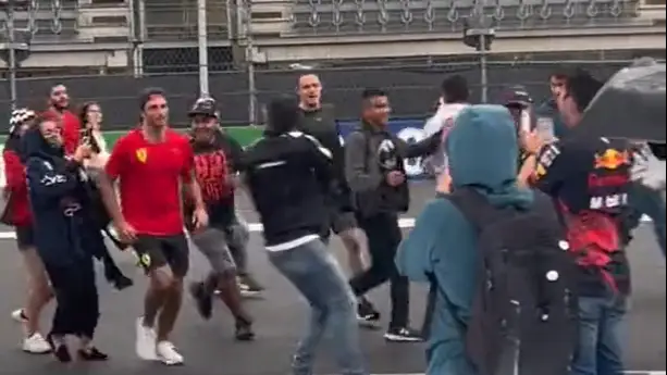 Carlos Sainz, un aclamo en México: una horda de fans le persigue mientras hace running por el trazado Carlos Sainz, un aclamo en México: una horda de fans le persigue mientras hace running por el trazado