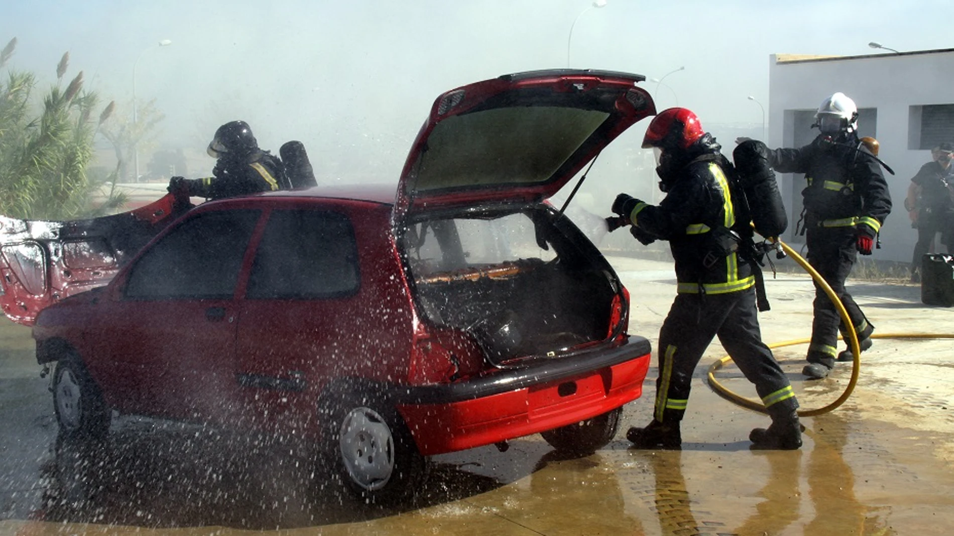 Los bomberos sofocan las llamas del vehículo en Puente Genil (Córdoba)