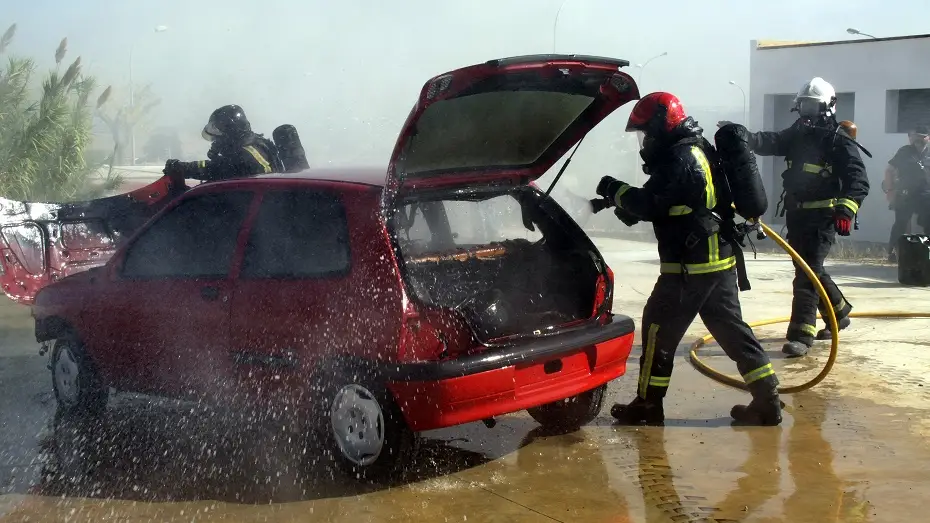 Los bomberos sofocan las llamas del vehículo en Puente Genil (Córdoba) Los bomberos sofocan las llamas del vehículo en Puente Genil (Córdoba)