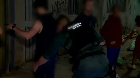 Un agente cacheando a una persona Un agente cacheando a una persona