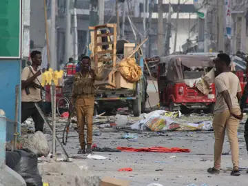 Un atentado con coches bombas deja 100 muertos en Mogadiscio (Somalia) Un atentado con coches bombas deja 100 muertos en Mogadiscio (Somalia)