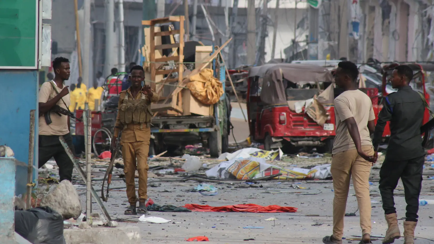 Un atentado con coches bombas deja 100 muertos en Mogadiscio (Somalia) Un atentado con coches bombas deja 100 muertos en Mogadiscio (Somalia)