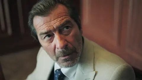 ¿Por qué el padre de Engin tiene uno de los pendientes que llevaba Inci la noche del crimen?: ¿Estará involucrado en su muerte?  ¿Por qué el padre de Engin tiene uno de los pendientes que llevaba Inci la noche del crimen?: ¿Estará involucrado en su muerte?