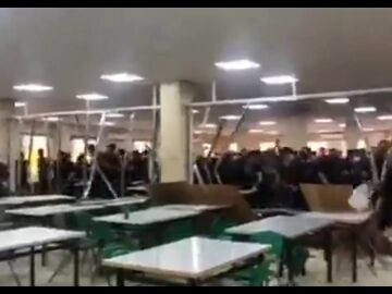 Los estudiantes iraníes derribando el muro