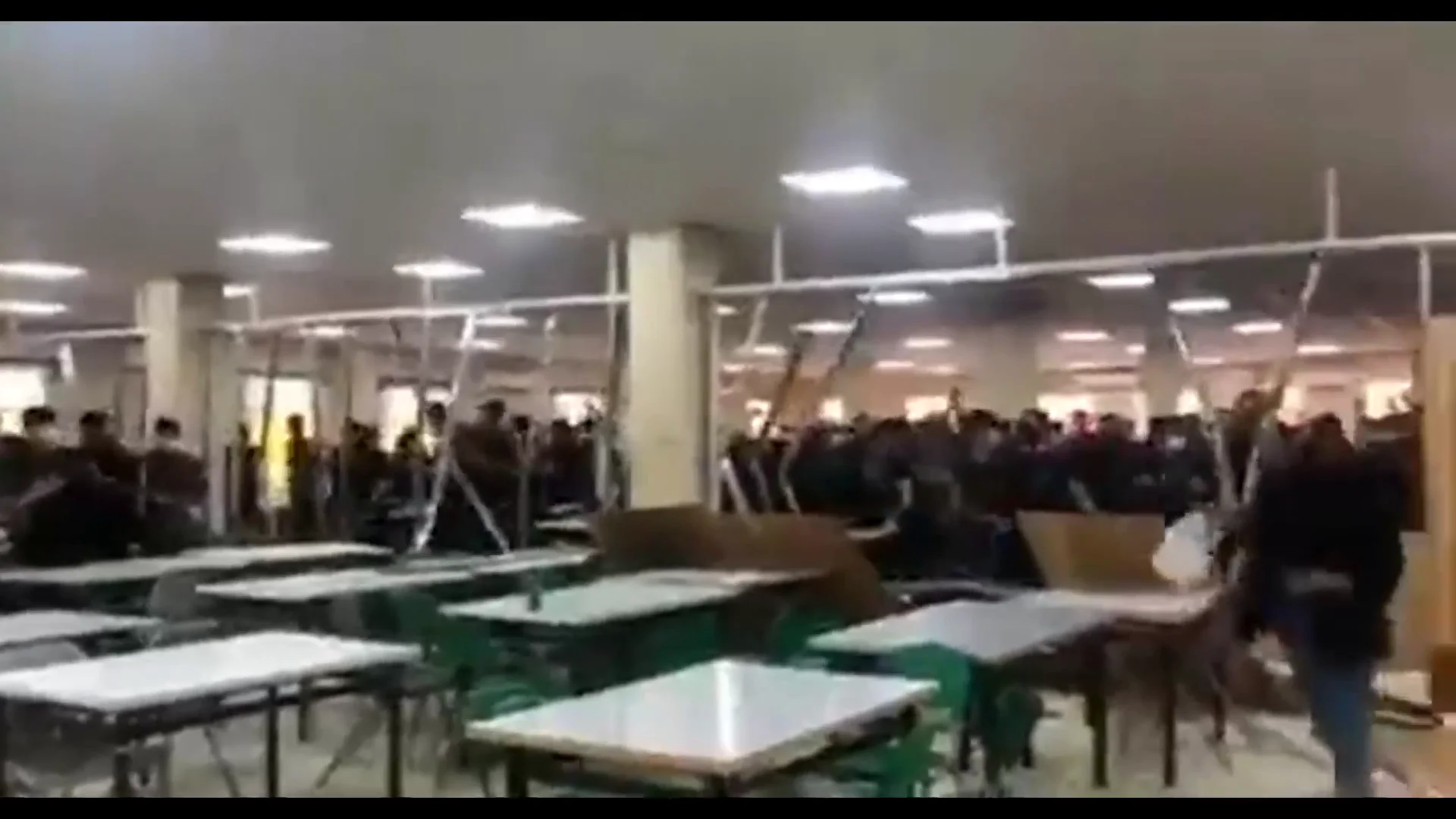 Los estudiantes iraníes derribando el muro Los estudiantes iraníes derribando el muro