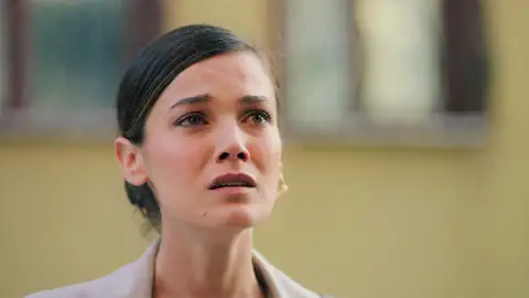 Zafer echa de casa a Ceylin tras descubrir que es la abogada de Çınar: "Tú ya no eres mi hija" Zafer echa de casa a Ceylin tras descubrir que es la abogada de Çınar: "Tú ya no eres mi hija"