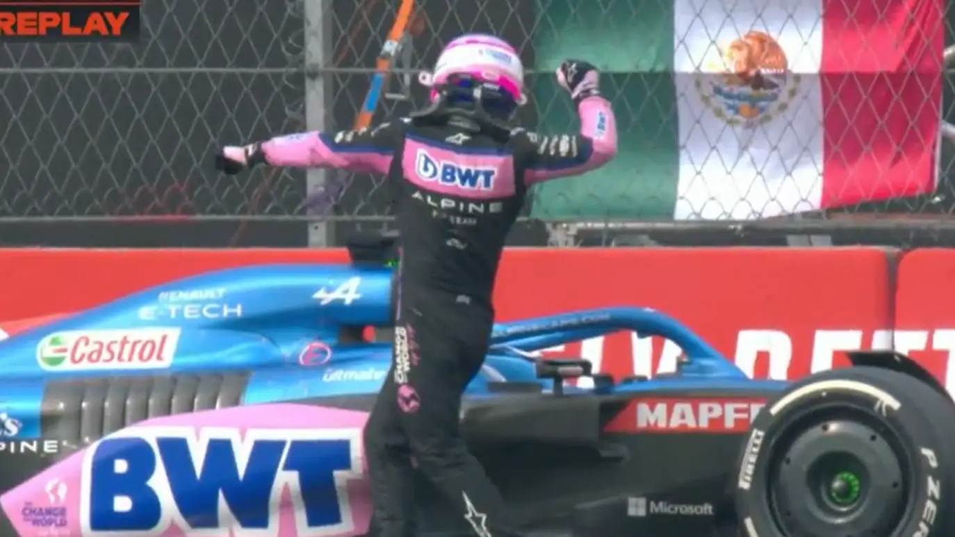 La desoladora imagen de frustración de Fernando Alonso al abandonar: nunca le habíamos visto así La desoladora imagen de frustración de Fernando Alonso al abandonar: nunca le habíamos visto así