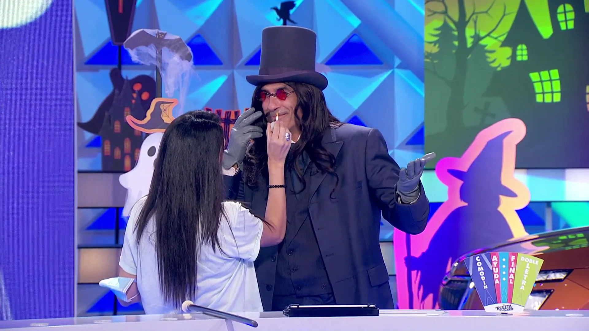 El disfraz de Jorge Fernández en Halloween se convierte en su mayor pesadilla El presentador ha tenido problemas durante todo el programa con su caracterización.