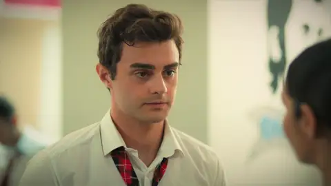Ömer le confiesa a Suzan toda la verdad: "Yo pagué la matrícula a Harika" Ömer le confiesa a Suzan toda la verdad: "Yo pagué la matrícula a Harika"