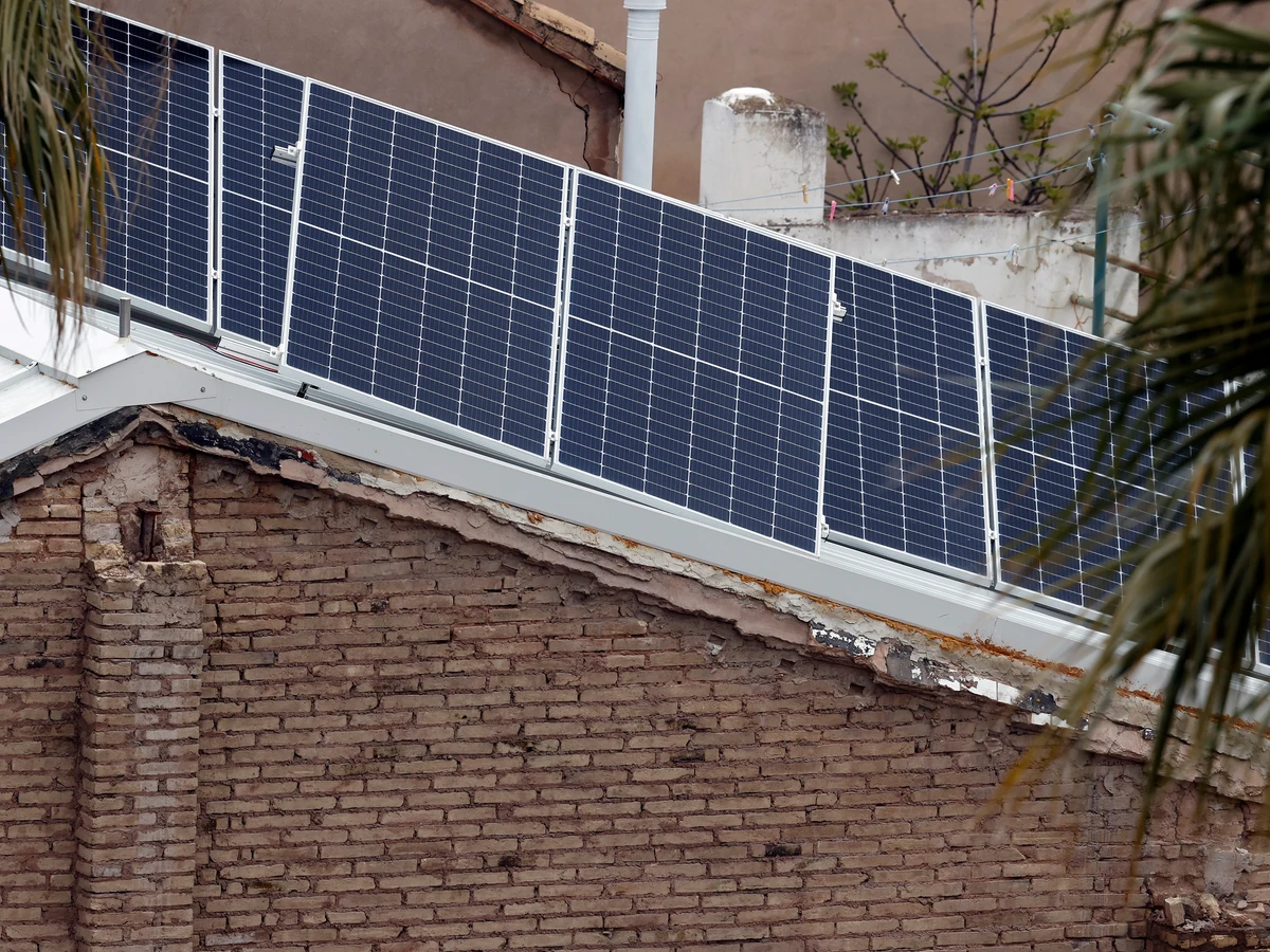 Así puedes ahorrar un 50% en tu factura de la luz: los paneles solares  españoles para poner en el balcón